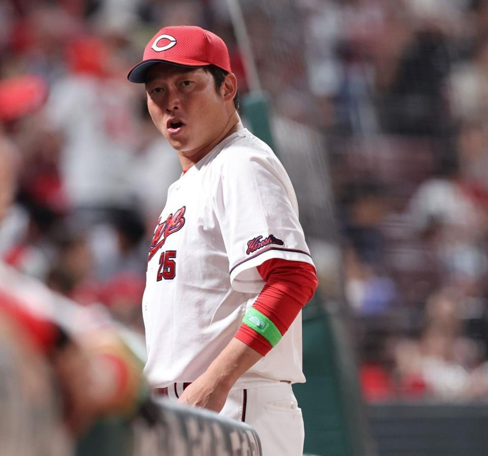 　５回の守備を前に投手交代を告げ、ベンチに戻る新井監督（撮影・市尻達拡）