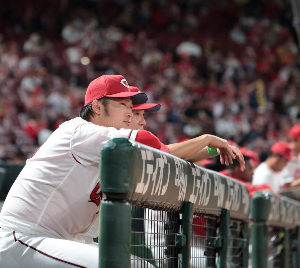 　８回、スコアボードに視線を送る床田（撮影・市尻達拡）