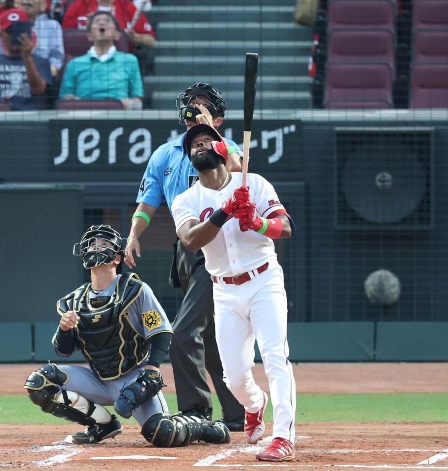 　１回、二飛に倒れるファビアン（撮影・北村雅宏）