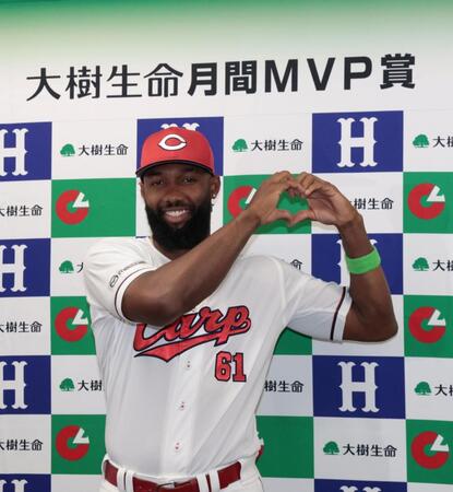 　６月度の「大樹生命月間ＭＶＰ賞」を受賞し、喜ぶファビアン（撮影・市尻達拡）