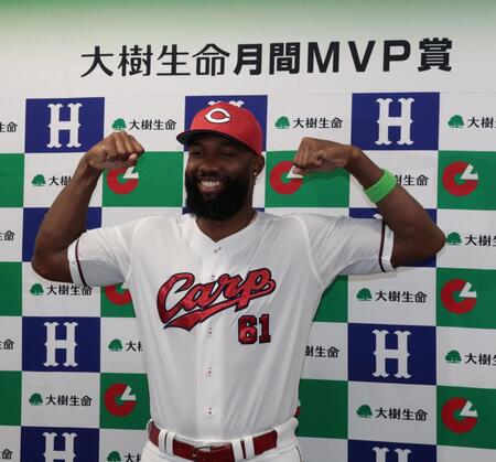　６月度の「大樹生命月間ＭＶＰ賞」を受賞し、喜ぶファビアン（撮影・市尻達拡）
