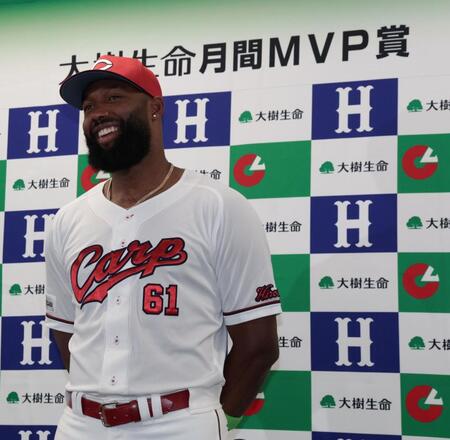 　６月度の「大樹生命月間ＭＶＰ賞」を受賞し、喜びを語るファビアン（撮影・市尻達拡）