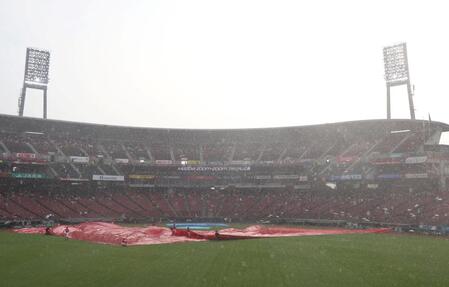 　試合開始が遅れるマツダスタジアム（撮影・北村雅宏）