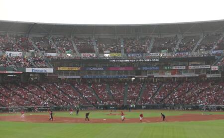 　試合開始が遅れるマツダスタジアム（撮影・北村雅宏）