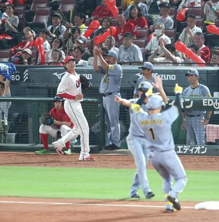 　７回、森下（１）に適時三塁打を浴びた大瀬良（左）＝撮影・北村雅宏