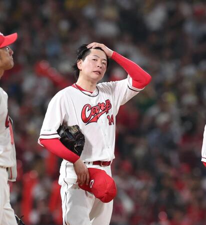 　７回、降板を告げられる大瀬良（撮影・市尻達拡）