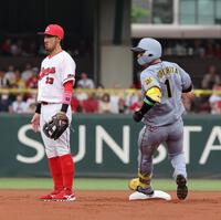 　１回、四球で出塁し、床田の暴投で二塁へ進む森下（撮影・市尻達拡）