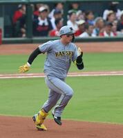 　１回、四球を選び、床田の暴投の間に二進する森下（撮影・北村雅宏）