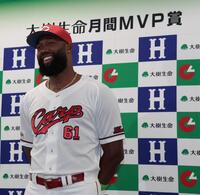 　６月度の「大樹生命月間ＭＶＰ賞」を受賞し、喜びを語るファビアン（撮影・市尻達拡）