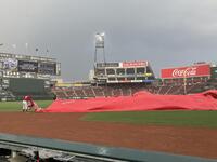 　突然の雨でシートを被せる（撮影・田中太一）