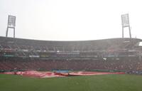 　試合開始が遅れるマツダスタジアム（撮影・北村雅宏）