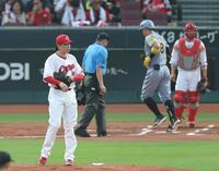 　２回、佐藤輝に先制となるソロを浴びた大瀬良（撮影・北村雅宏）