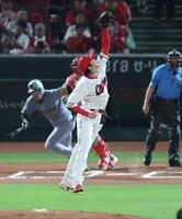 　６回、大山（左）のゴロをジャンピングキャッチする大瀬良（撮影・北村雅宏）