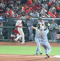 　７回、森下（１）に適時三塁打を浴びた大瀬良（左）＝撮影・北村雅宏