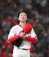 　７回、降板を告げられる大瀬良（撮影・市尻達拡）