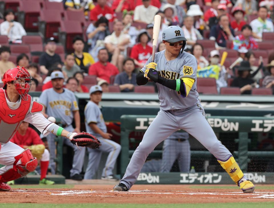 　１回、森下の打席で、床田の投球をはじく坂倉（撮影・市尻達拡）