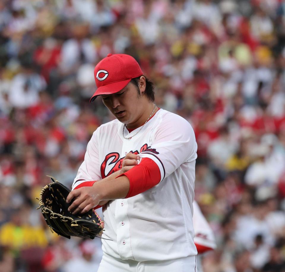 　１回、２失点し、ベンチに戻る床田（撮影・市尻達拡）