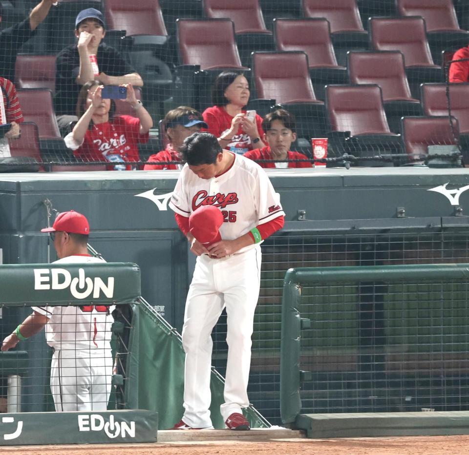 　阪神に敗れ、足早にベンチ奥へ向かう新井監督（撮影・北村雅宏）