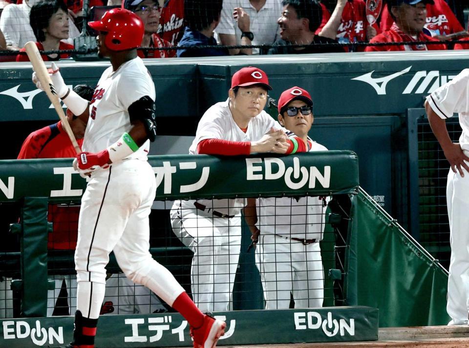 　４回、空振り三振に倒れてベンチに戻るモンテロ（左）と新井監督（中央）＝撮影・北村雅宏