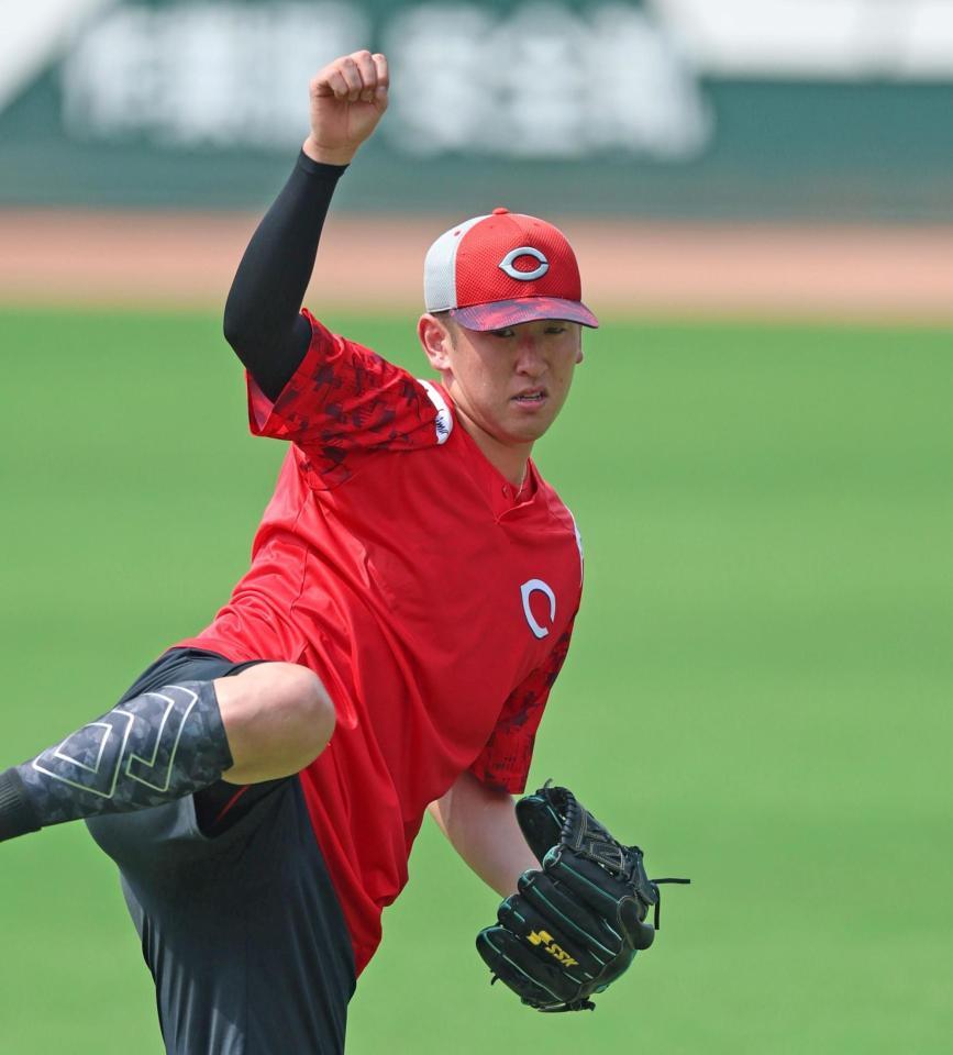 　投球練習する遠藤（撮影・北村雅宏）