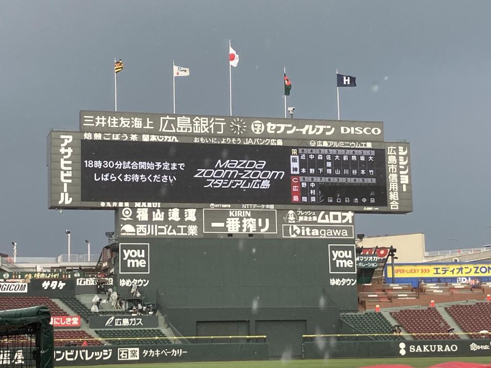 　雨で試合開始が30分遅延となる（撮影・田中太一）