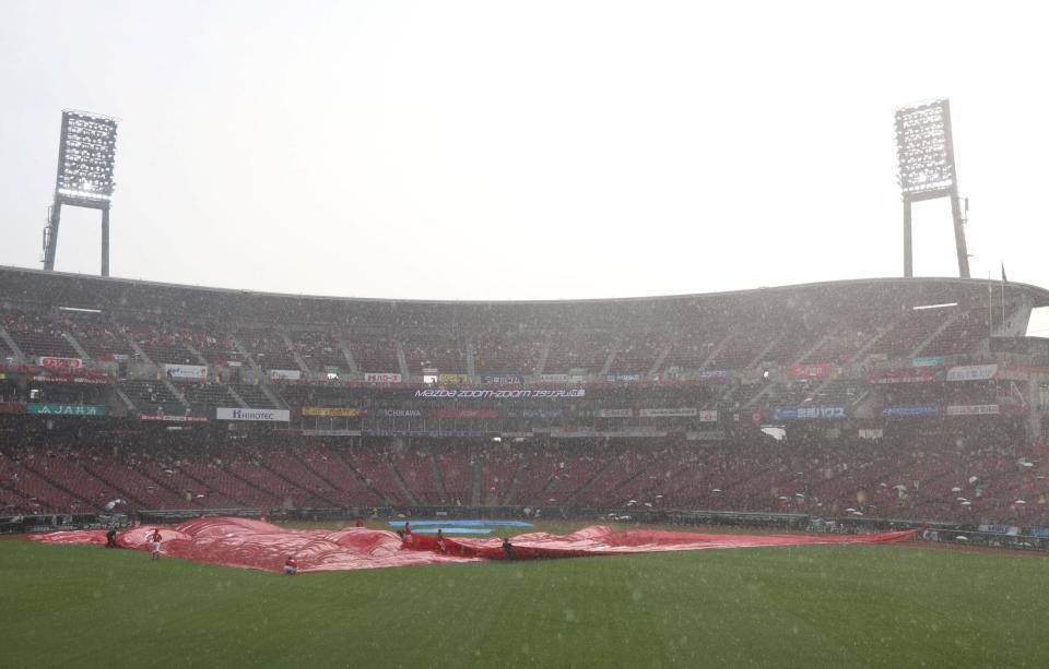 　試合開始が遅れるマツダスタジアム（撮影・北村雅宏）
