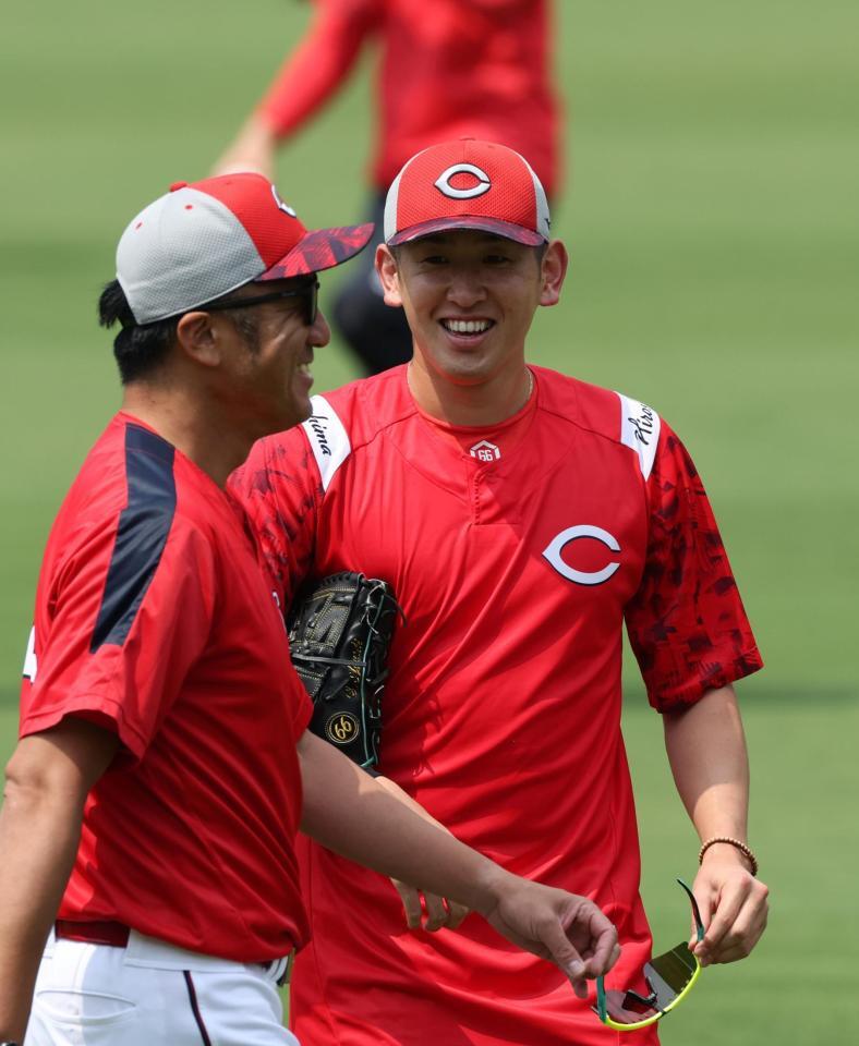 　１軍に昇格し、笑顔を見せる遠藤（撮影・市尻達拡）