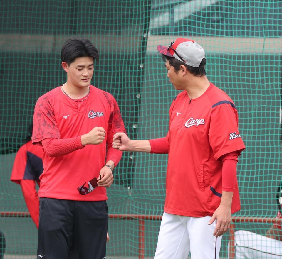 　新井監督から話を聞き、グータッチをする岡本（撮影・市尻達拡）