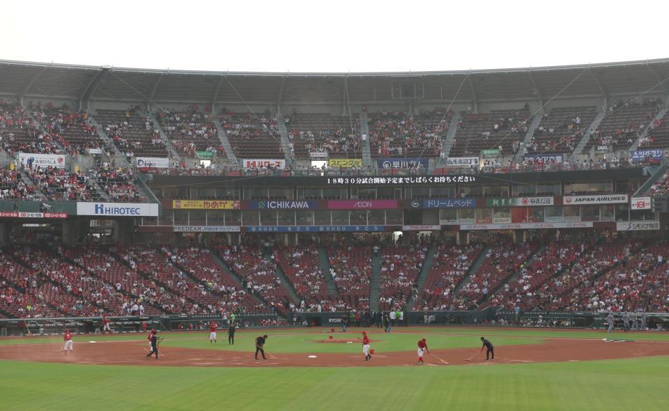 　試合開始が遅れるマツダスタジアム（撮影・北村雅宏）
