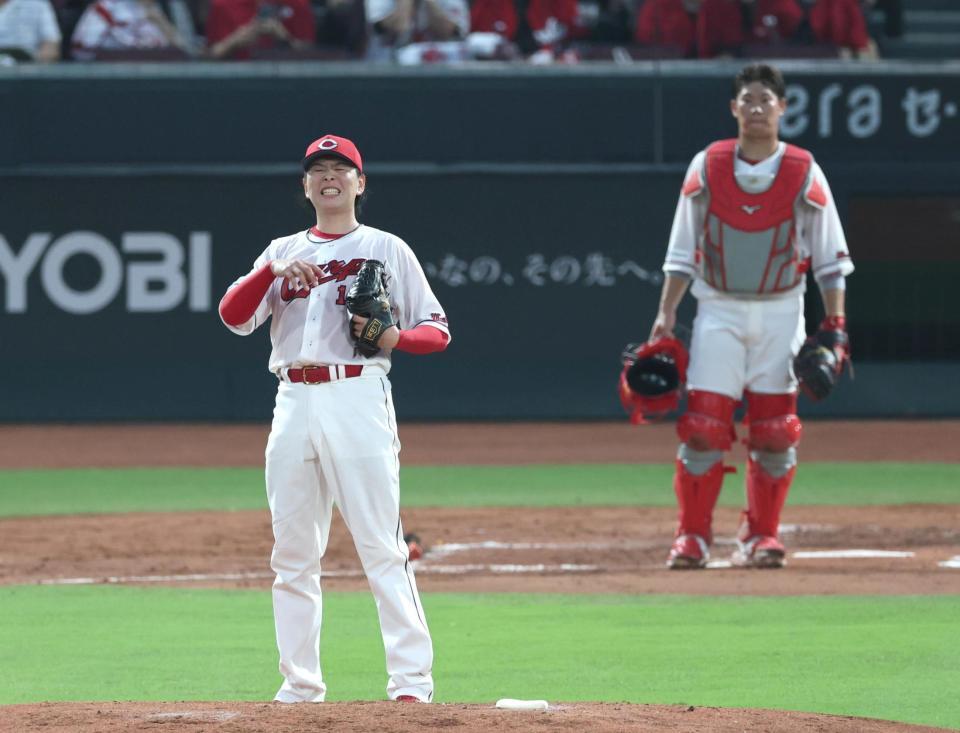 　３回、佐藤輝の二ゴロの間に勝ち越しを許し、悔しそうな表情を見せる大瀬良（左）＝撮影・北村雅宏