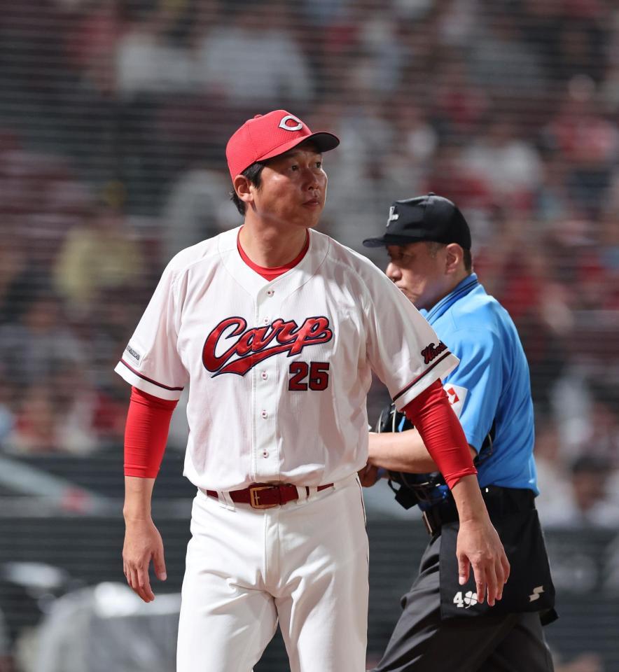 　８回の守備を前に、投手交代を告げる新井監督（撮影・市尻達拡）