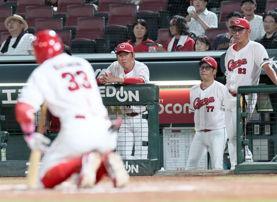 　９回、菊池が三振に倒れゲームセット。ベンチからグラウンドを見つめる新井監督ら首脳陣（撮影・田中太一）