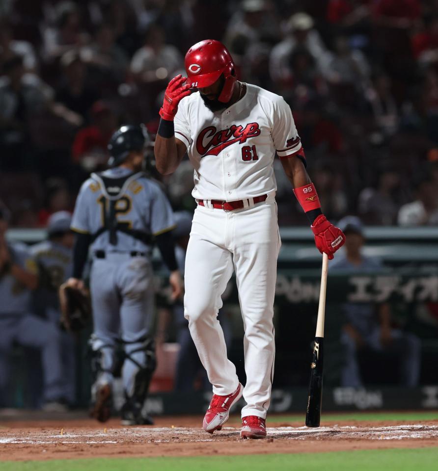 　８回、好機で空振り三振に倒れ、頭を抱えるファビアン（撮影・市尻達拡）