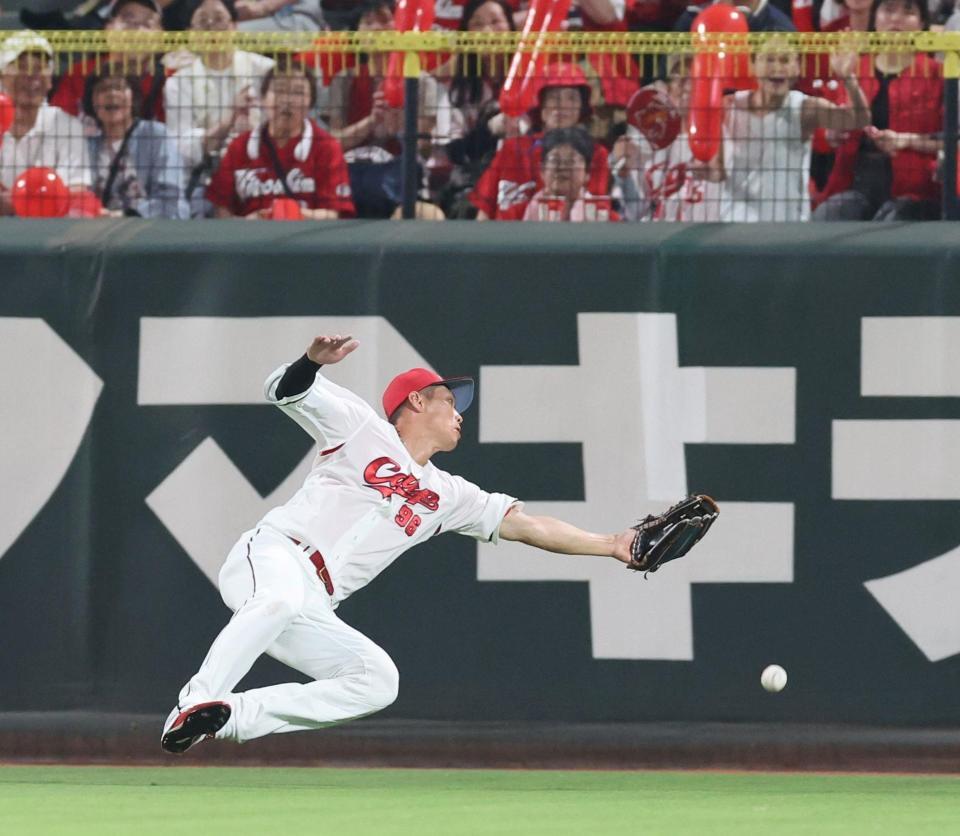 　７回、森下の打球に懸命にグラブを出すも捕球できない中村奨（撮影・市尻達拡）