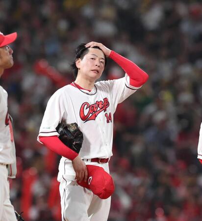 　７回、降板を告げられる大瀬良（撮影・市尻達拡）