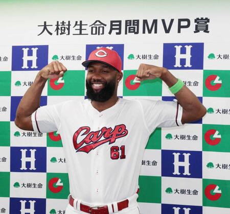 　６月度の「大樹生命月間ＭＶＰ賞」を受賞し、喜ぶファビアン