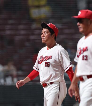 　阪神に敗れ、あいさつをしてベンチに戻る新井監督（撮影・市尻達拡）