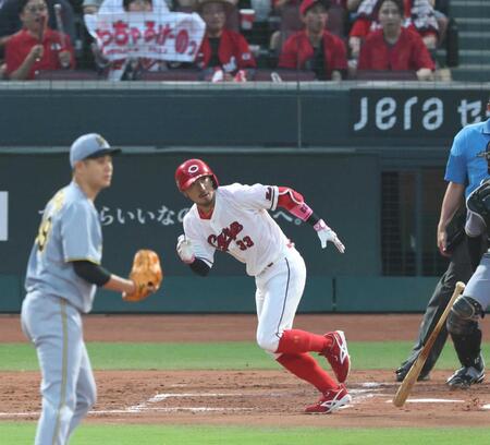 　同点となる適時二塁打を放つ菊池。投手大竹