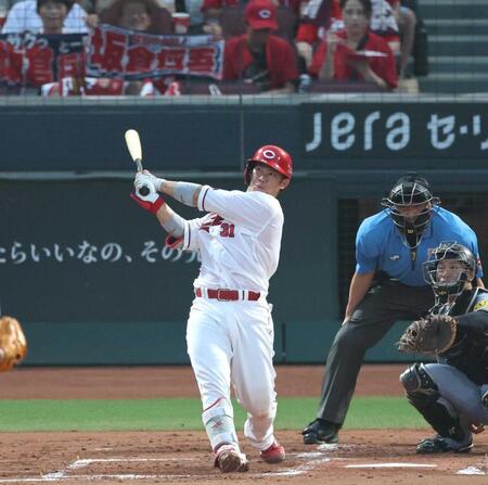 　２回、二塁打を放つ坂倉