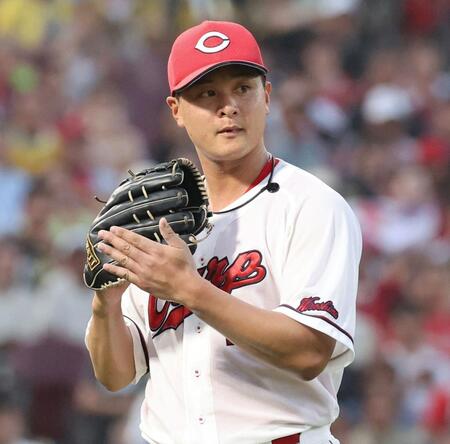 　５回、ピンチをしのぎ、グラブをたたく森（撮影・市尻達拡）