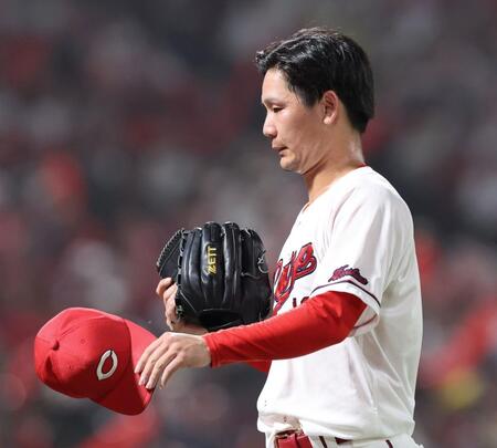 　７回、降板を告げられ、ベンチに戻る森浦（撮影・市尻達拡）