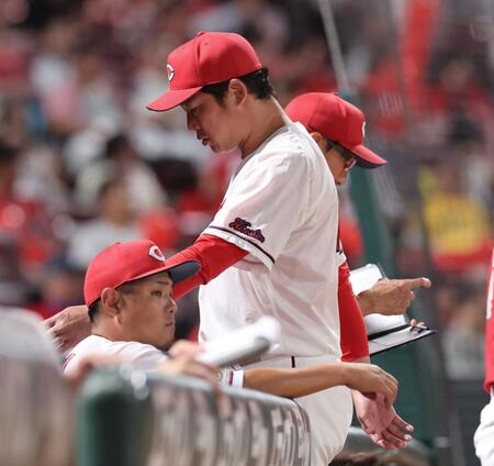　７回、投手交代を告げ、ベンチに戻る新井監督（撮影・市尻達拡）