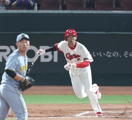 　６回、勝ち越しとなる適時打を放つ秋山（撮影・北村雅宏）