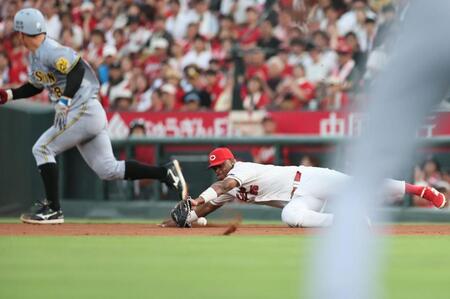 　５回、近本の打球を食らいついて止める広モンテロ。一走は伊原（撮影・田中太一）