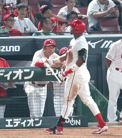 　８回、見逃し三振に倒れたモンテロとベンチの新井監督（左）＝撮影・北村雅宏