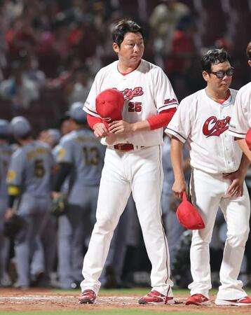 　敗戦後、ファンにあいさつする新井監督（撮影・市尻達拡）