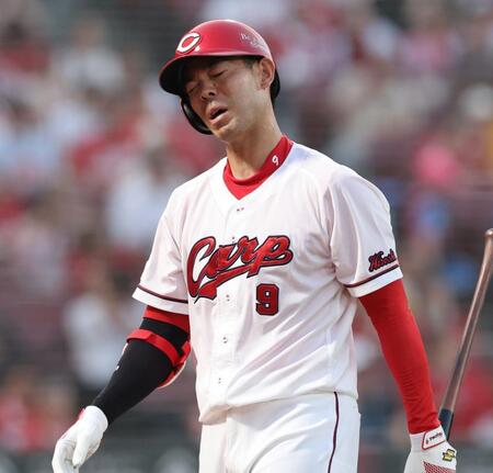 　５回、空振り三振に倒れ、顔をしかめる秋山（撮影・市尻達拡）