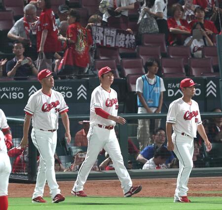 　阪神に３連敗し、あいさつに向かう新井監督（中央）＝撮影・北村雅宏