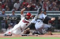 　６回、秋山の中前２点タイムリーで本塁へ滑り込むファビアン（撮影・市尻達拡）