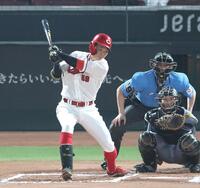 　６回、左前打を放つ大盛（撮影・北村雅宏）